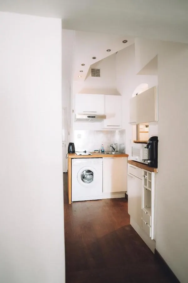 Cannes Centre Ville- Bel Appartement Studio + Mezzanine 0*,  France